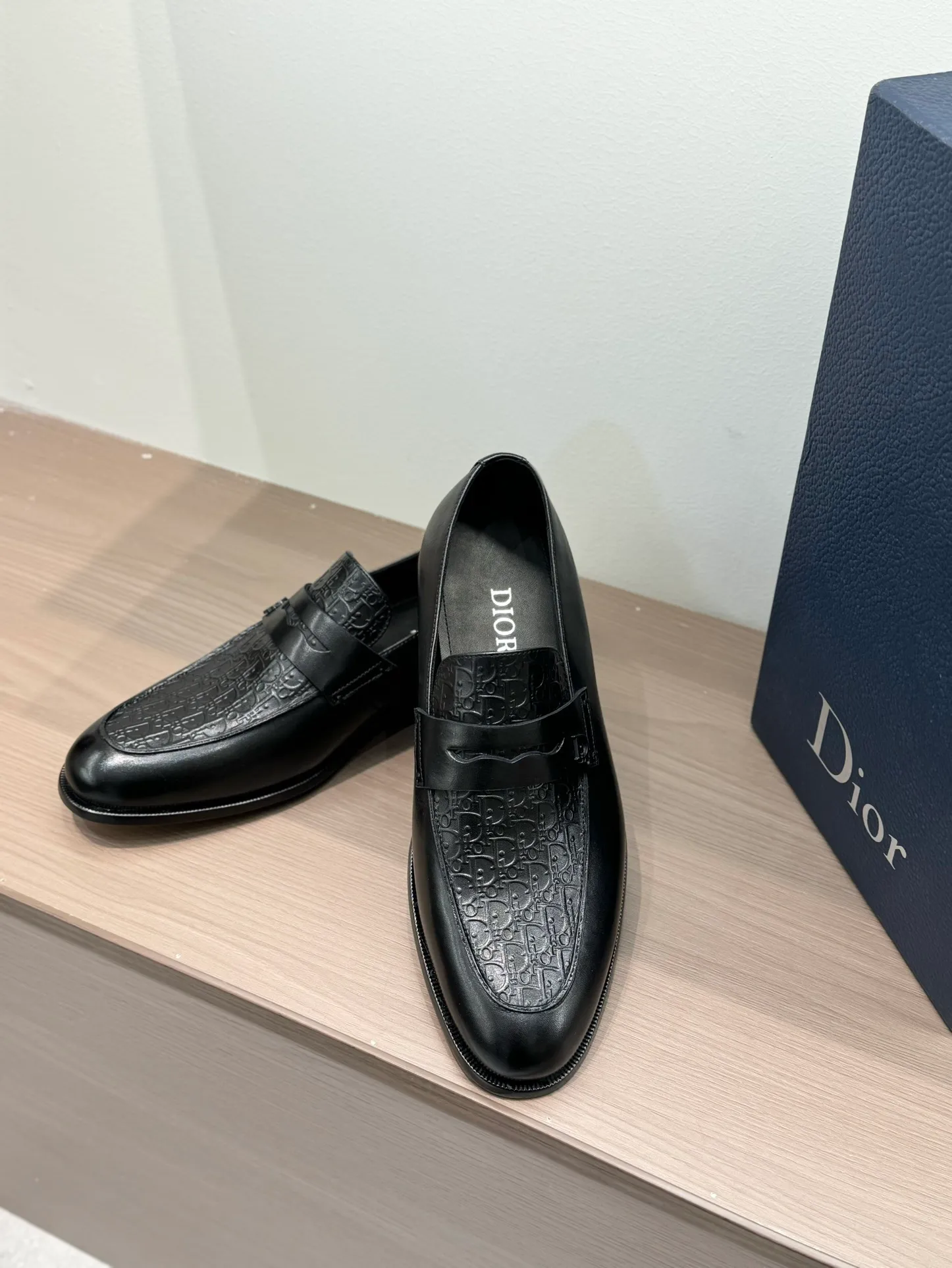 [Dior Dior] Top P: 960💰 Standard code 39-44 (38.45.46 custom-made, non-refundable and non-exchangeable) Dior Dior's latest high-end men's boutique casual leather shoes, the upper is carefully made of black cowhide/open-edge beaded leather/high-mercerized frosted cowhide, the classic silhouette shows elegance, and the upper strap is matched with a metal-coated CD Icon decorative buckle to enhance the style. Comfortable and lightweight, the Italian leather sole features anti-slip rubber inserts. The Blake structured leather sole with anti-slip details showcases Dio*'s exceptional craftsmanship. Elegant and refined, it can be matched with all kinds of suits.